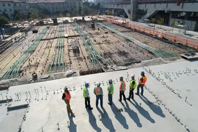 Trabajadores de construcción en azotea