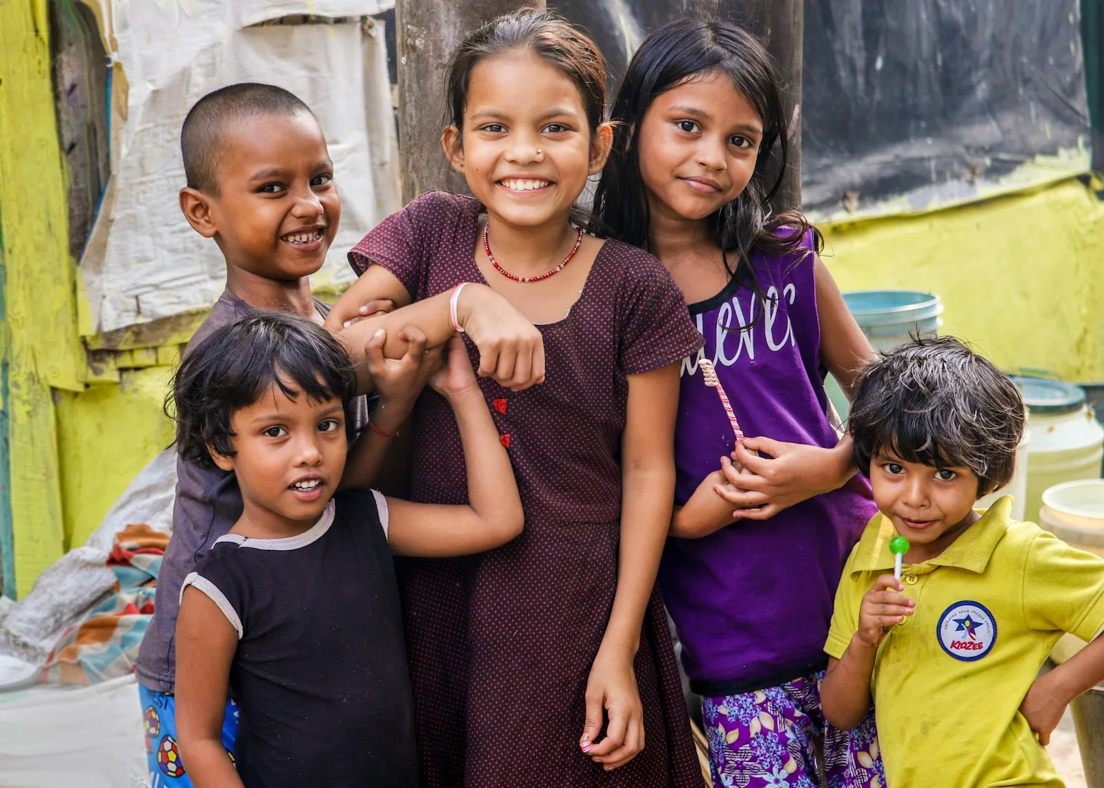 Niños posando frente a una tienda